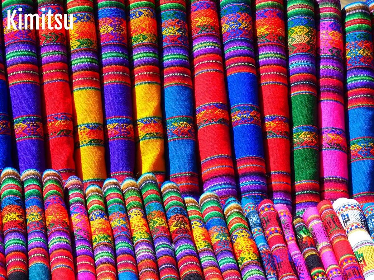 Textiles colorés: ajoutez une touche ethnique vibrante à vos murs pour un espace unique.