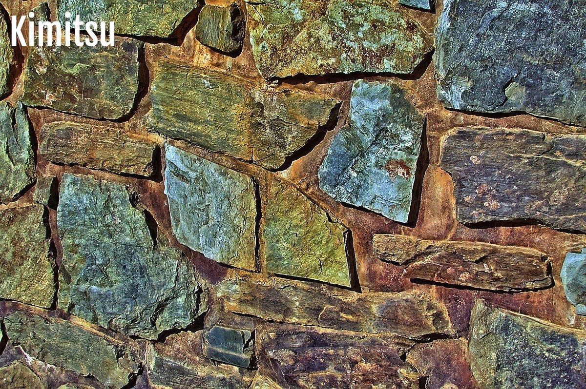 Textures rustiques: inspirez-vous de l'effet pierre pour une salle à manger authentique.