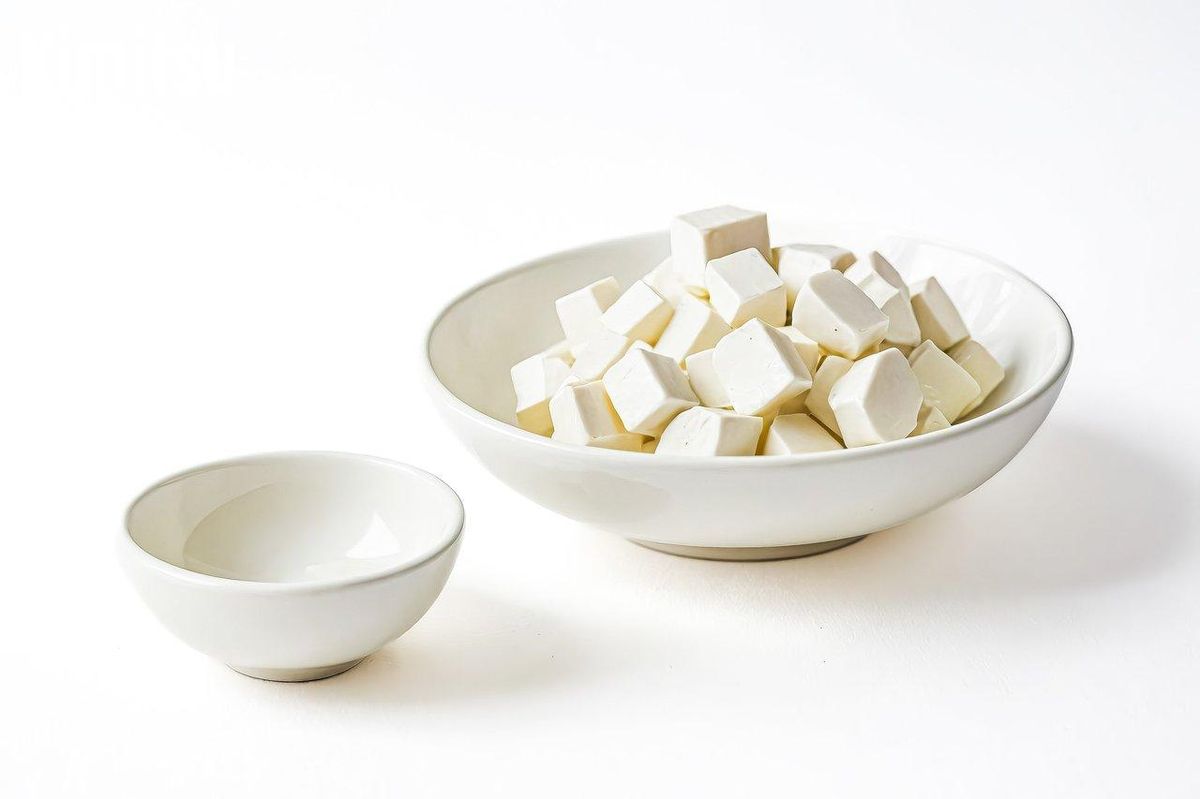 Tofu maison, prêt à être conservé et utilisé pour vos recettes créatives et nutritives.