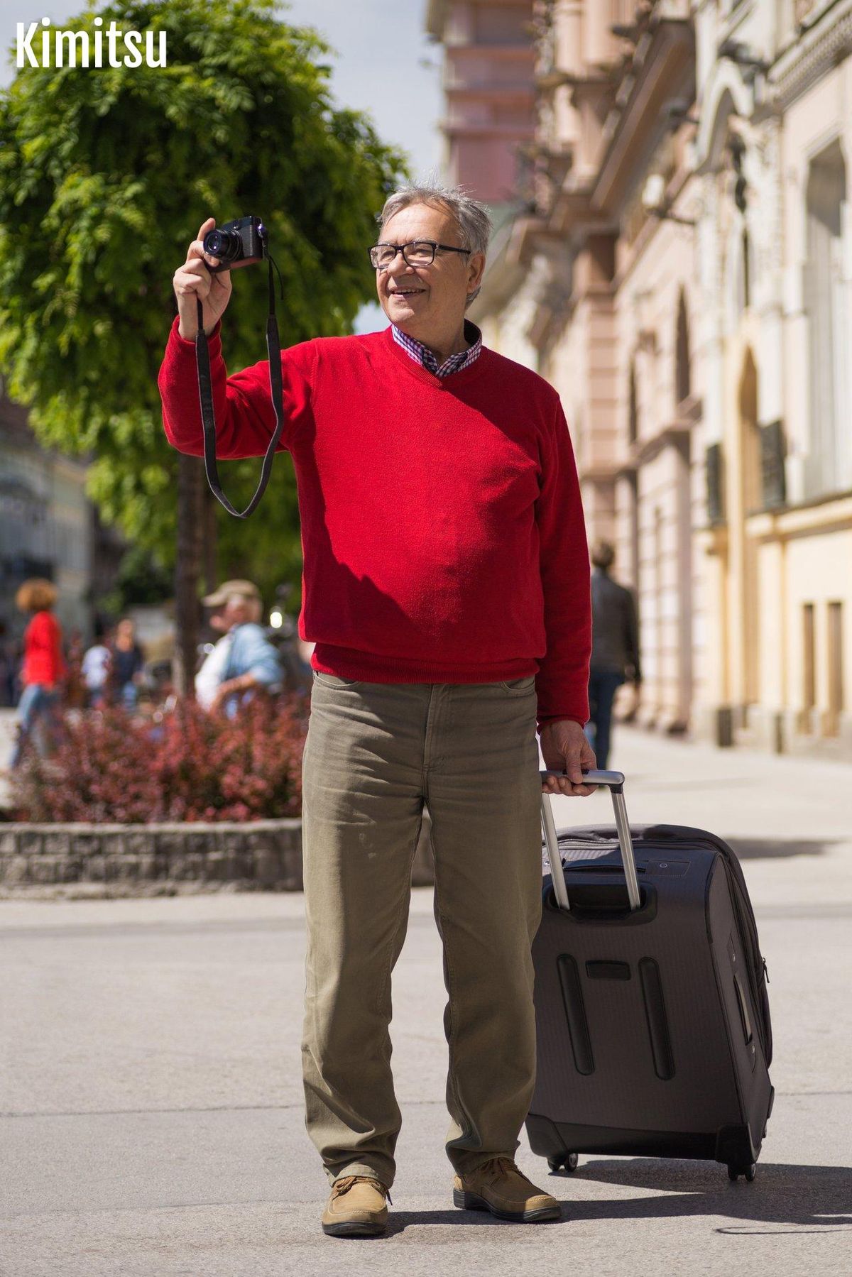 Touriste explorant le monde en quête des tendances de voyage influencées par les médias.