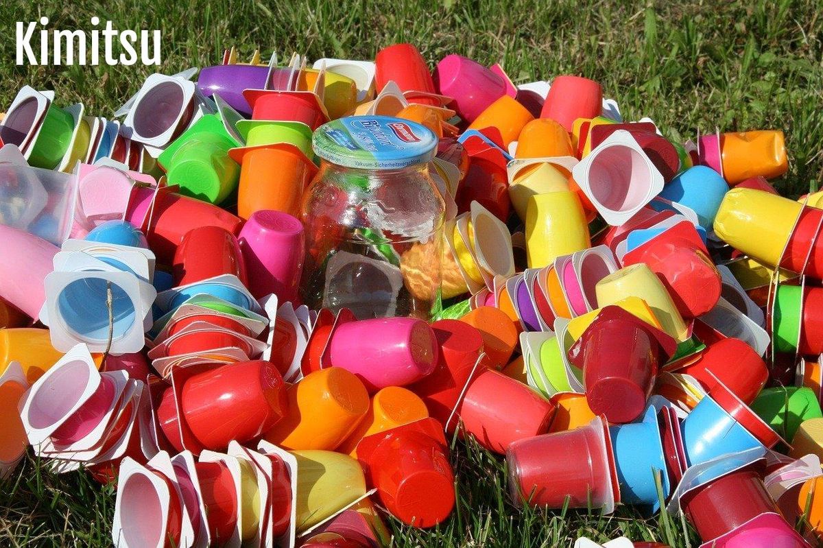 Transformez vos pots plastiques en décorations originales pour une maison écoresponsable.