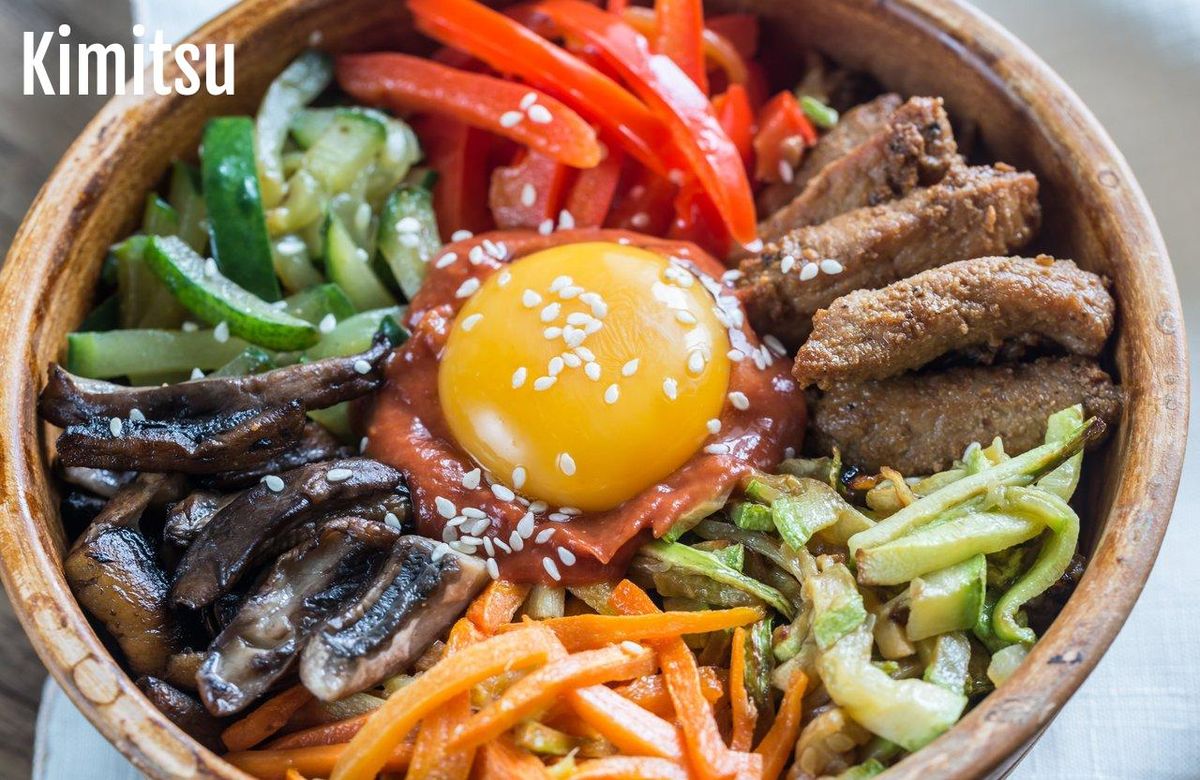 Un bibimbap vibrant: riz, légumes croquants, viande et œuf, pour une explosion de saveurs coréennes.