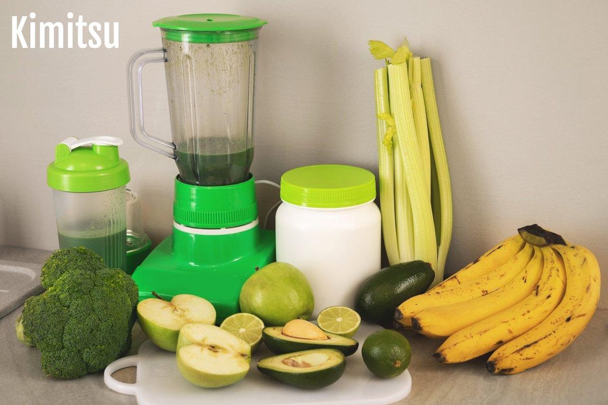 Un blender moderne préparant un smoothie vert frais et nutritif pour un petit-déjeuner familial sain.