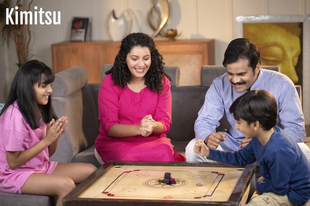 Un enfant joue à un family board game avec ses parents, favorisant la gestion des frustrations en s'amusant.