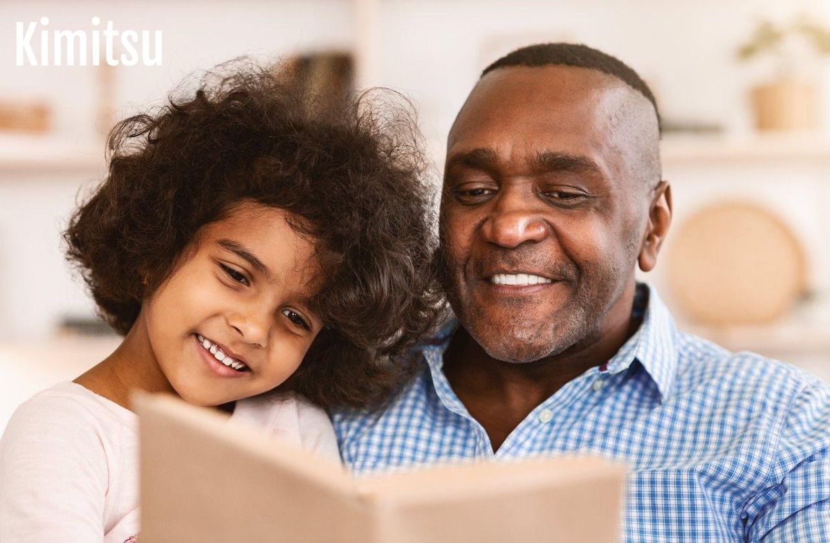 Un enfant lisant avec un adulte, favorisant le développement du langage chez l’enfant de 0 à 6 ans.
