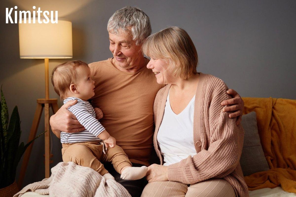 Un grandparent caring child at home, créant un moment de tendresse dans un environnement familial chaleureux.