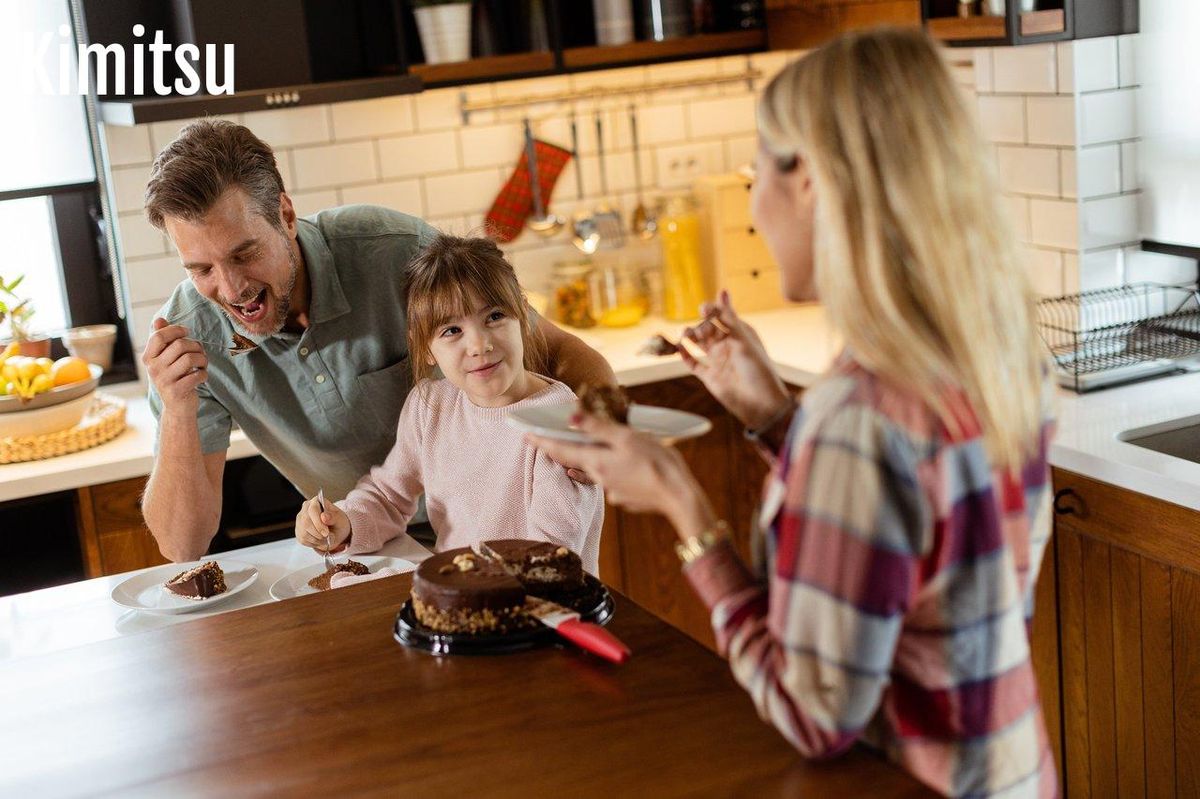 Un moment gourmand partagé : le bonheur d'un gâteau savoureux en famille.