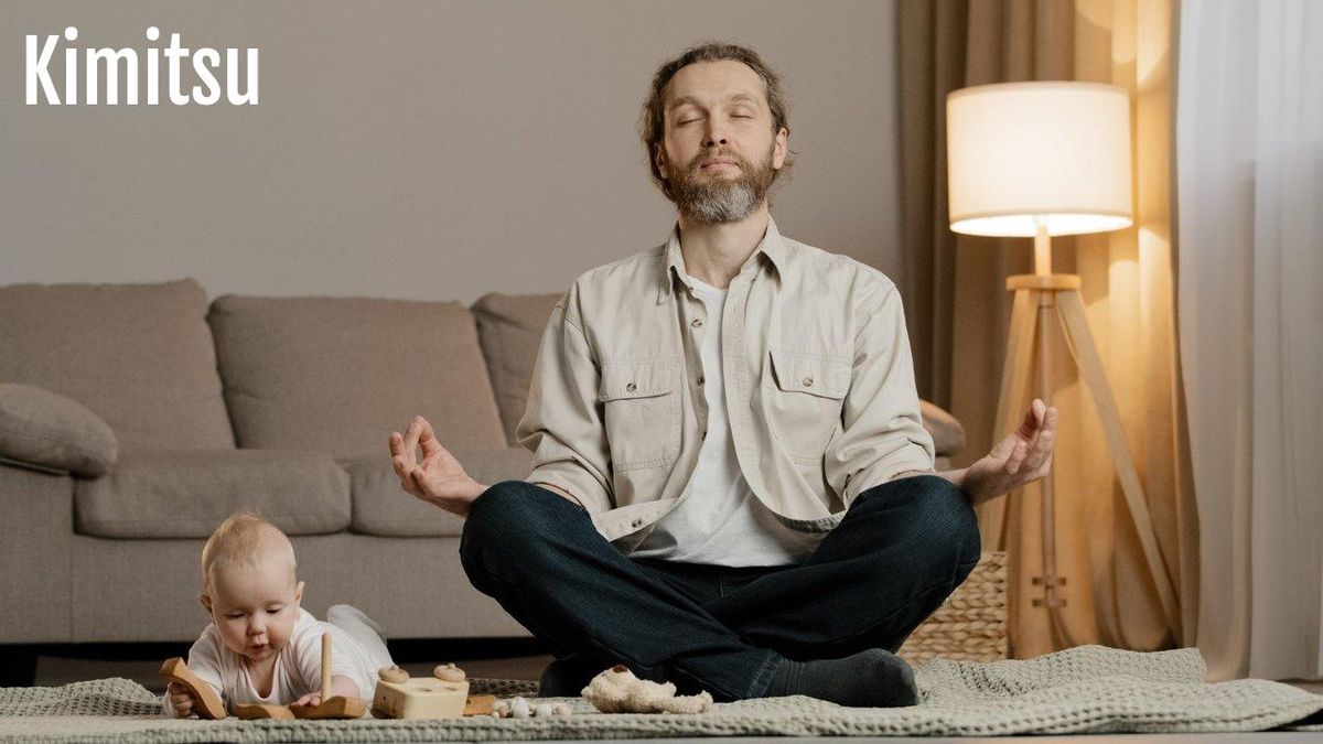 Un parent calme pratiquant la respiration diaphragmatique pour apaiser le stress dans un salon lumineux.