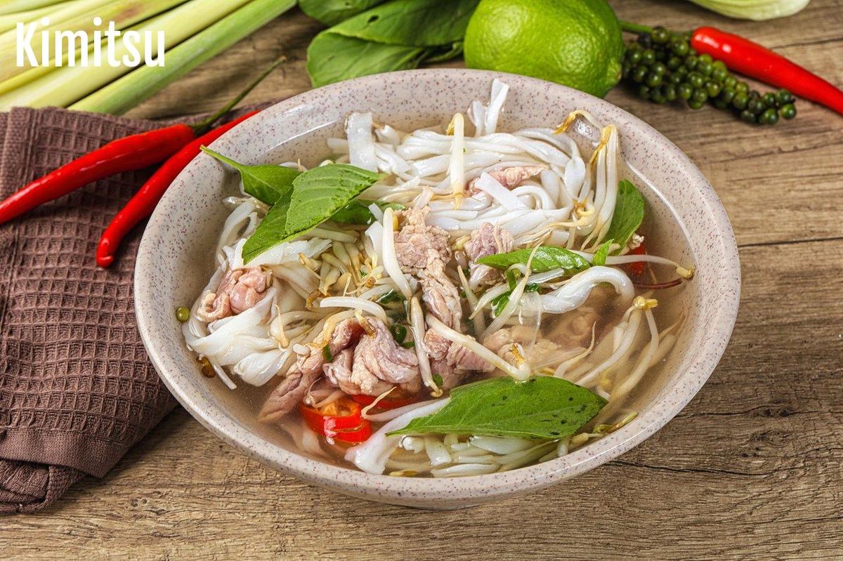 Un pho vietnamien parfait avec des ingrédients frais, prêt à ravir vos papilles.