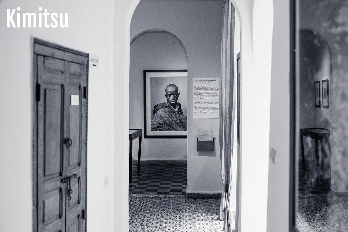 Un portrait saisissant, ancré dans l'histoire, personnalise votre espace avec du caractère.