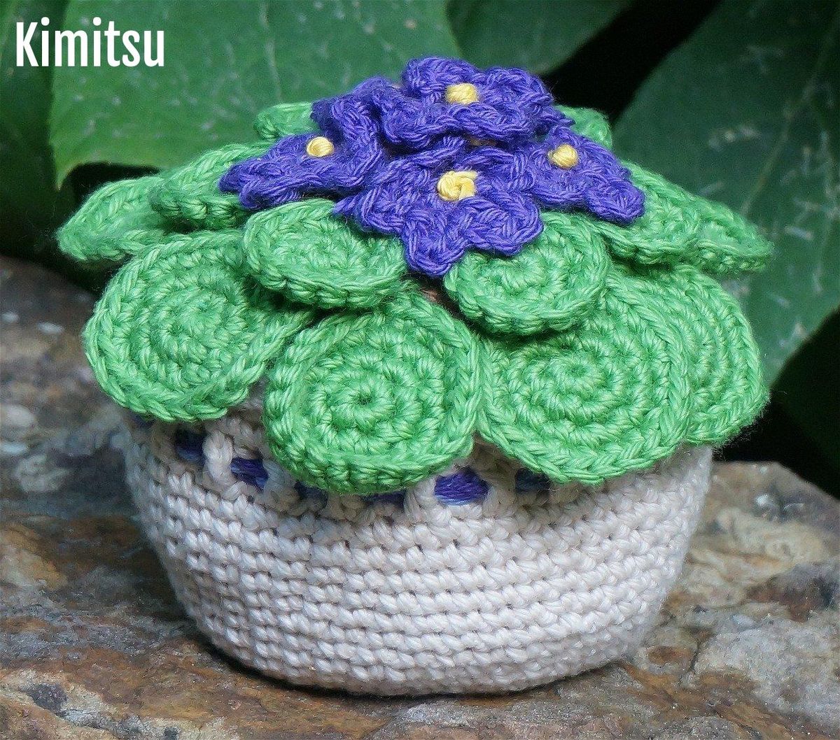 Un pot crocheté de fleurs : simplicité et couleurs pour débutants en crochet.