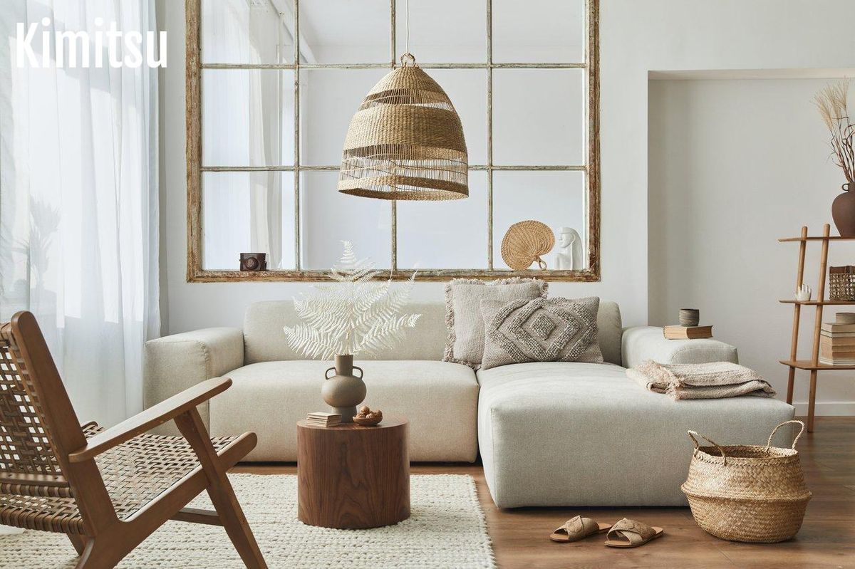 Un salon contemporain au style organic modern living room, mêlant mobilier modulable et luminaires XXL en verre soufflé.