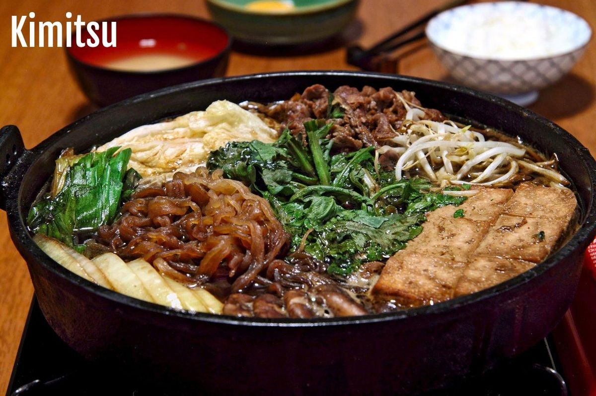 Un sukiyaki délicieusement mijoté, révélant les subtilités du goût japonais authentique.