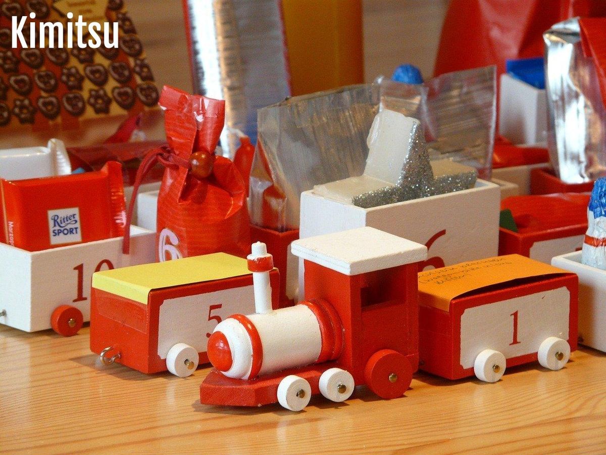 Un train rouge enchante petits et grands dans ce calendrier de l'Avent DIY festif.