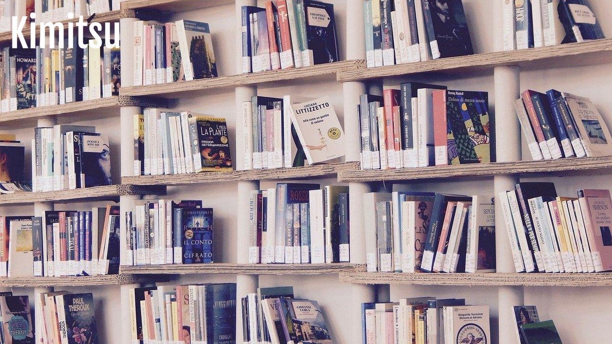 Une bibliothèque colorée attire la curiosité et l'envie de découvrir.