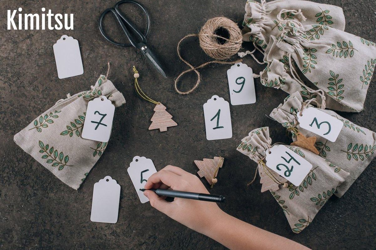 Une famille créant un calendrier de l’Avent inversé avec des matériaux recyclés et des décorations festives.