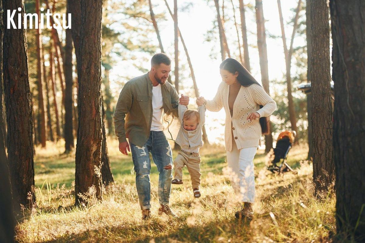 Une famille marchant dans la forêt ensoleillée, profitant des bienfaits insoupçonnés de la marche au quotidien.