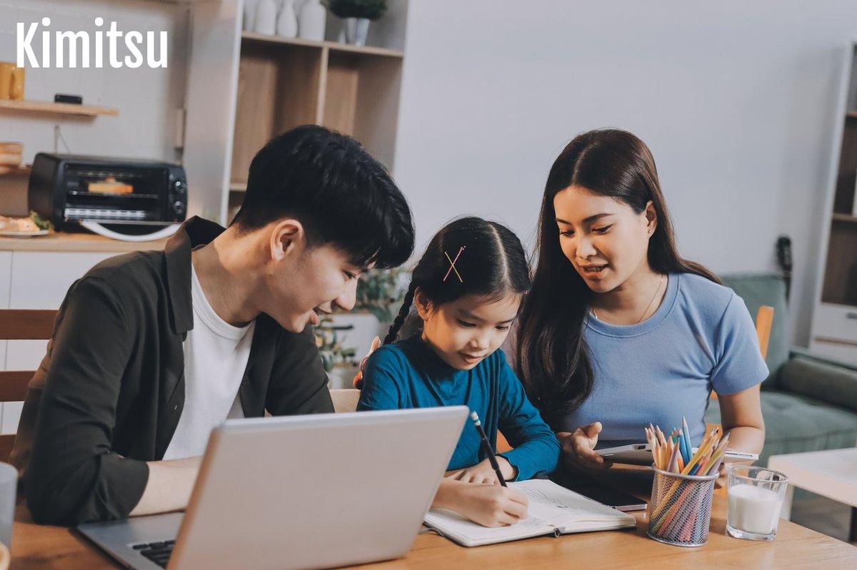 Une famille réunie à la maison pour étudier ensemble, illustrant le concept de 