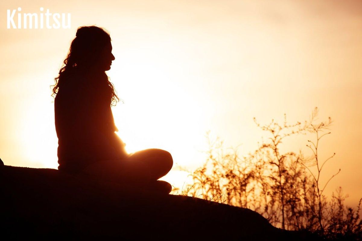 Une personne pratiquant un morning ritual meditation sur un balcon ensoleillé pour commencer la journée avec énergie et sérénité.
