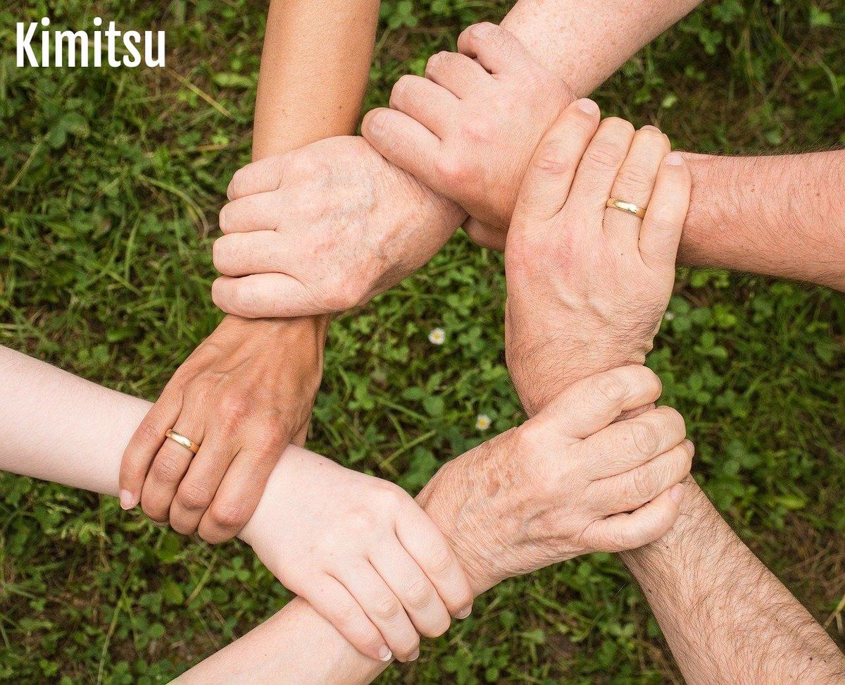 Unis pour s'amuser : le jeu de société, lien familial parfait.