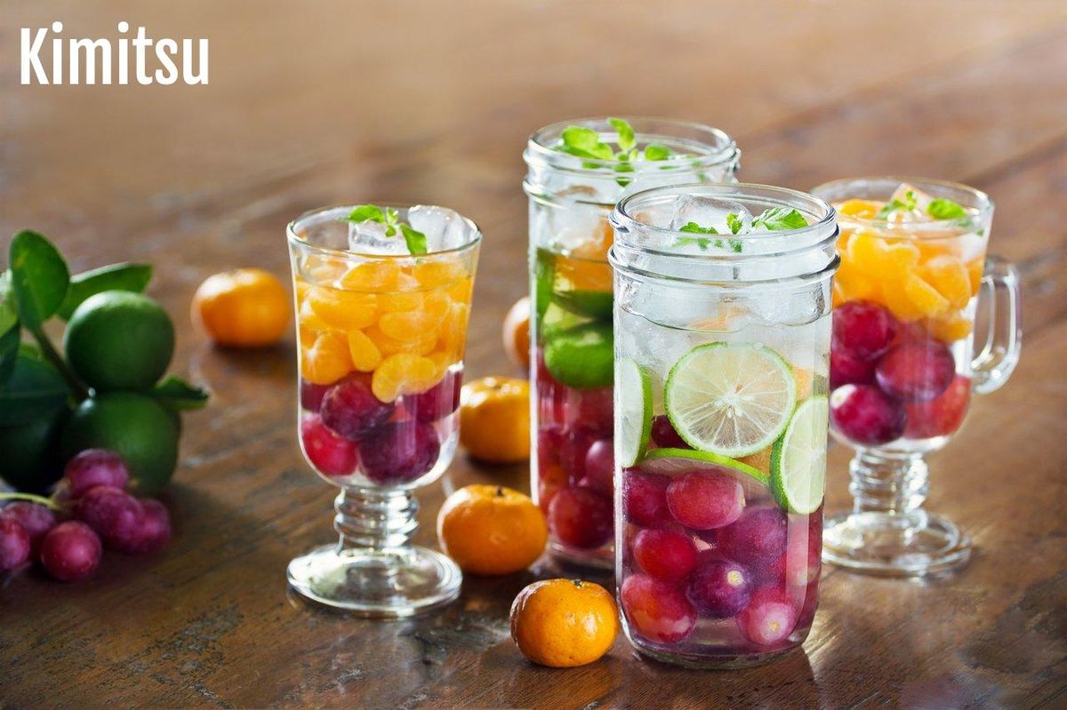 Verre d’eau aromatisée aux fruits et herbes, parfait pour encourager les enfants à boire du fruit infused water kids.