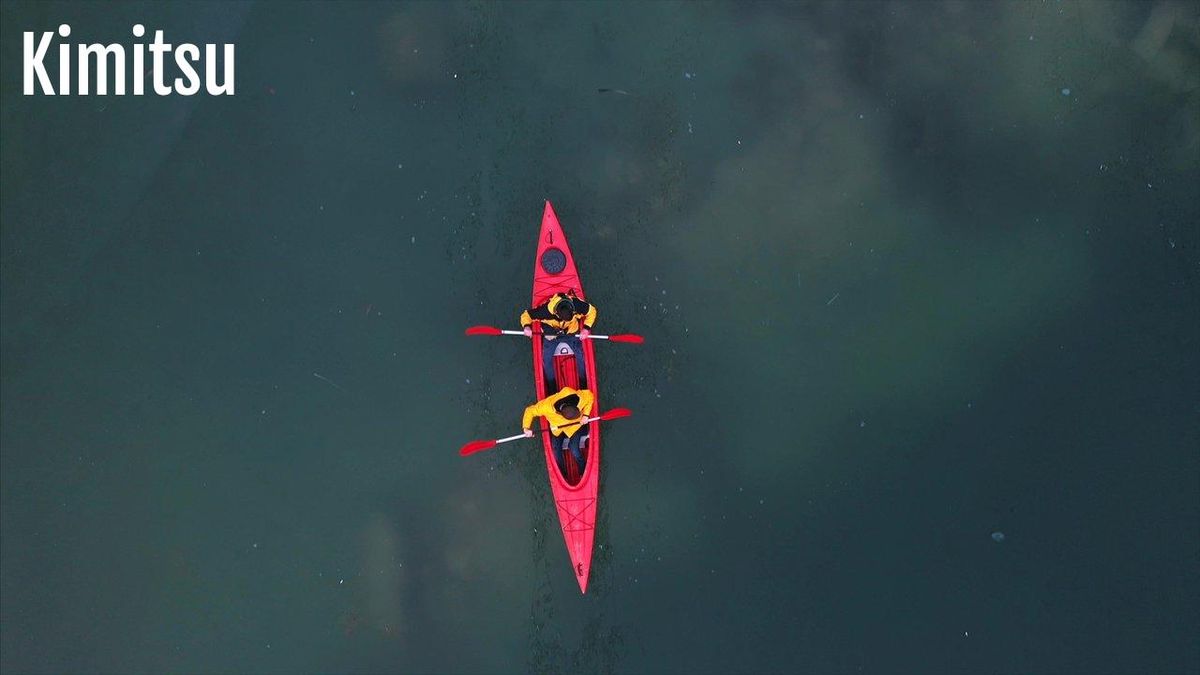 Vue aérienne inspirante d'un kayak rouge : l'aventure commence avec une bonne planification.