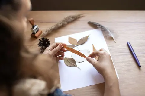 Atelier familial créatif : feuilles et papiers variés, techniques, usages et idées DIY pour tous niveaux.