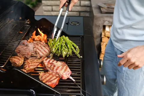 Barbecue réussi : 6 astuces pour maîtriser la cuisson au charbon