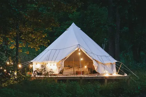 Comment meubler une tente de camping en style glamping