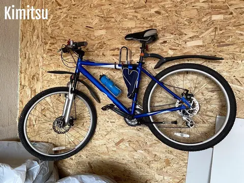 Créer un support mural compact pour vélos : matériaux, coûts et installation à domicile