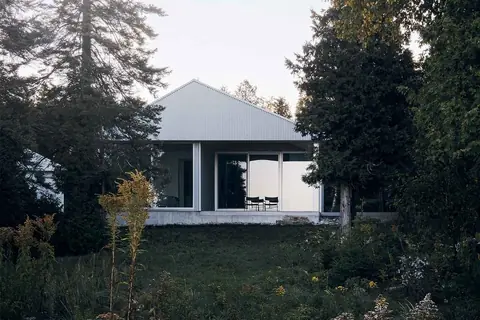 Devil's Glen, la maison en métal conçue par StudioAC