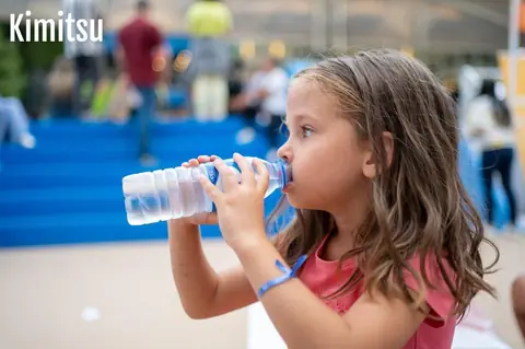 Encourager votre enfant à boire de l’eau : astuces naturelles et ludiques