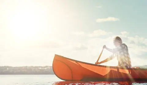 Activités nautiques pour enfants en 2026 : kayak, voile et éco-navigation