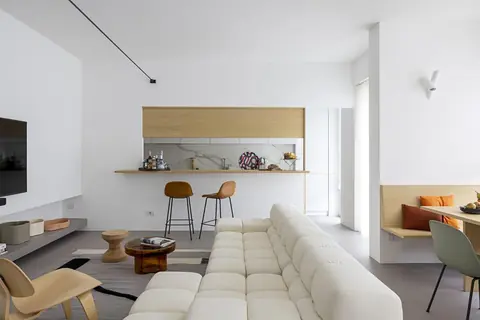 Euga Design Studio repense un appartement de trois pièces des années 1960 dans un style minimal