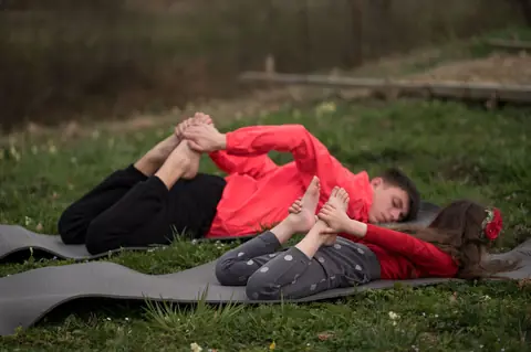 Yoga en plein air en famille : avantages et lieux pour une pratique douce