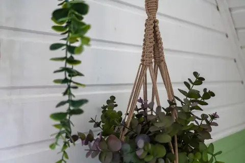 Jardinière suspendue DIY pour balcon : le guide simple et naturel