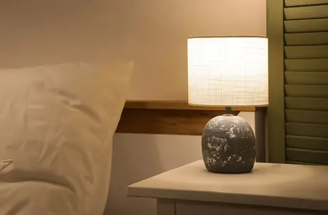 Lampe de chevet en bois flotté : le tutoriel simple pour une ambiance zen