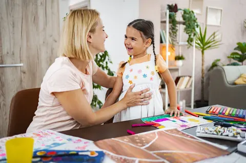 Mère et fille créent des stickers maison ensemble : idées, pose et conseils pratiques pour ateliers familiaux.