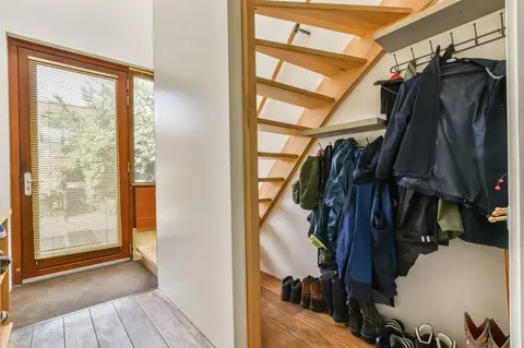Optimiser l’espace sous escalier : 4 solutions sur-mesure avec devis détaillés
