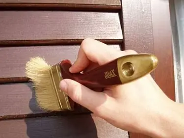 Peindre un volet en bois