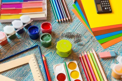 Surligneurs et fournitures scolaires colorées sur fond bleu pour étudier, organiser et créer des projets DIY