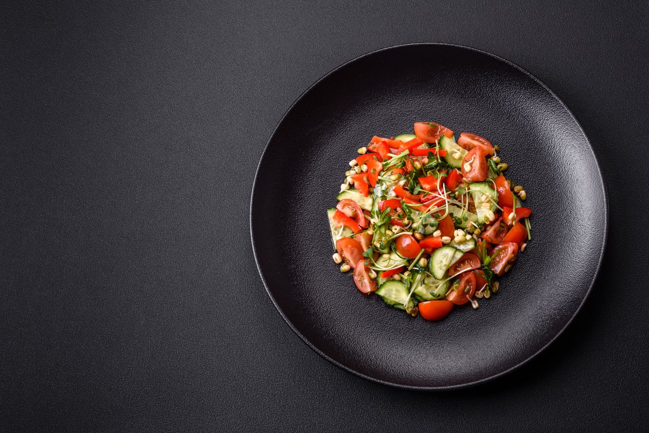Assiette estivale de salades froides colorées avec pois chiches, riz, lentilles, concombre et tomates cerises fraîches