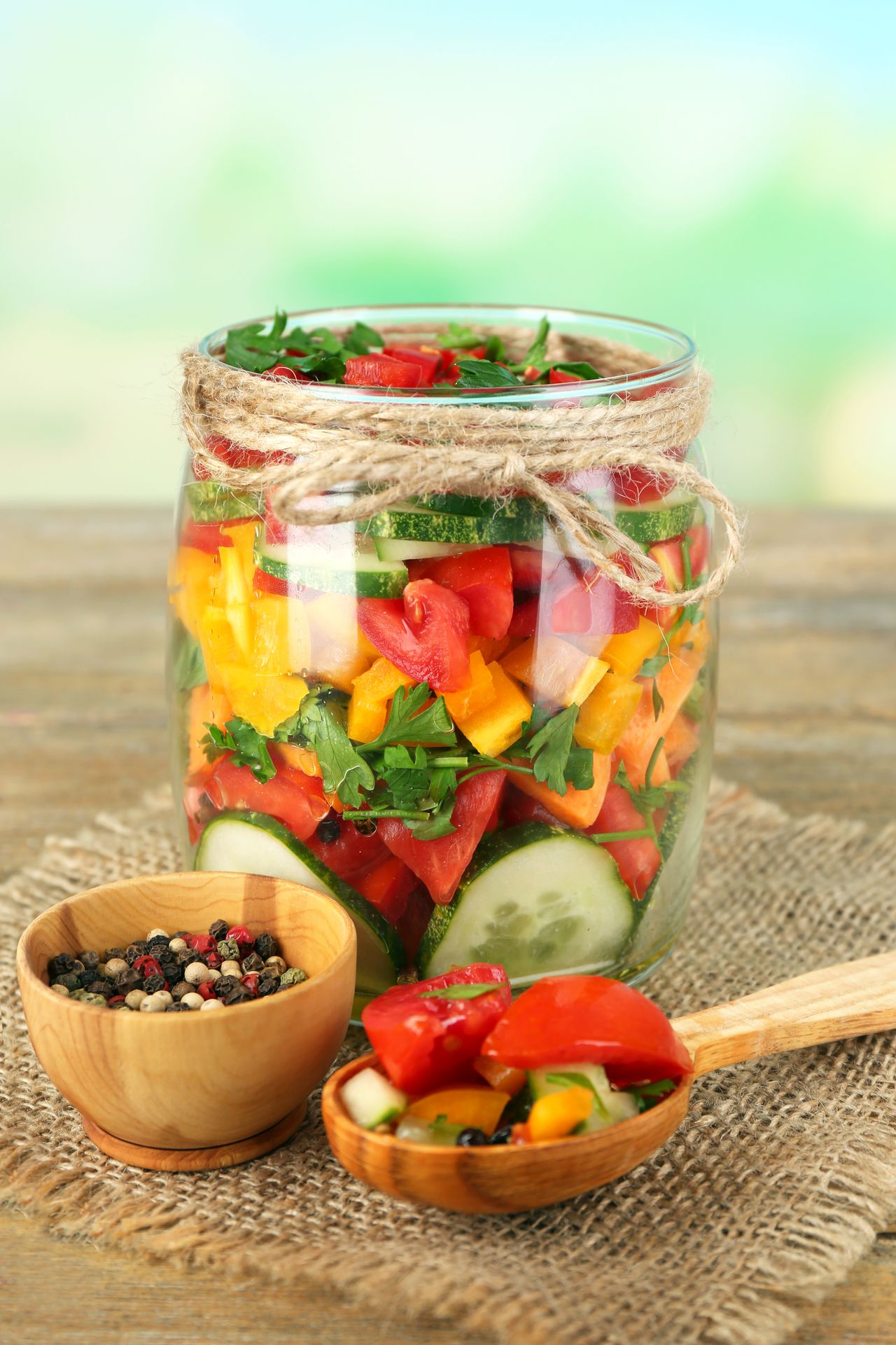 Bocal de légumes lacto-fermentés sur table en bois, ambiance naturelle et cuisine saine.