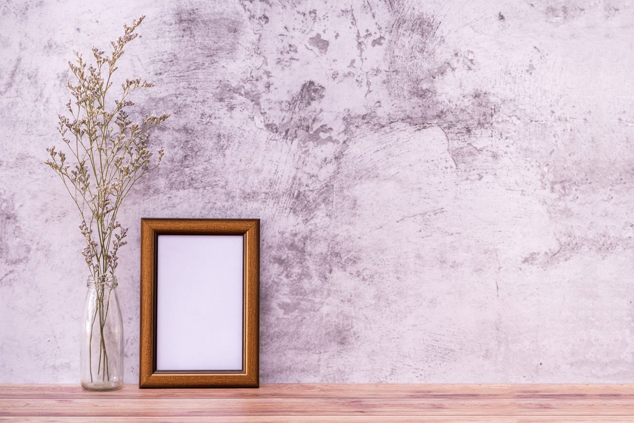 Cadre photo végétal stabilisé en bois avec mousse et lichen, décor naturel pour salon lumineux.