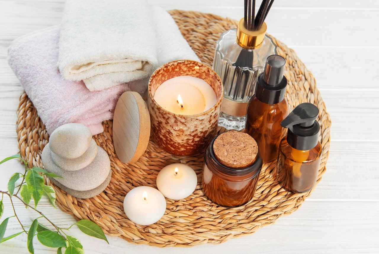 Coin bien-être à la maison avec bougie, sels de bain, plaid doux et lumière tamisée relaxante.