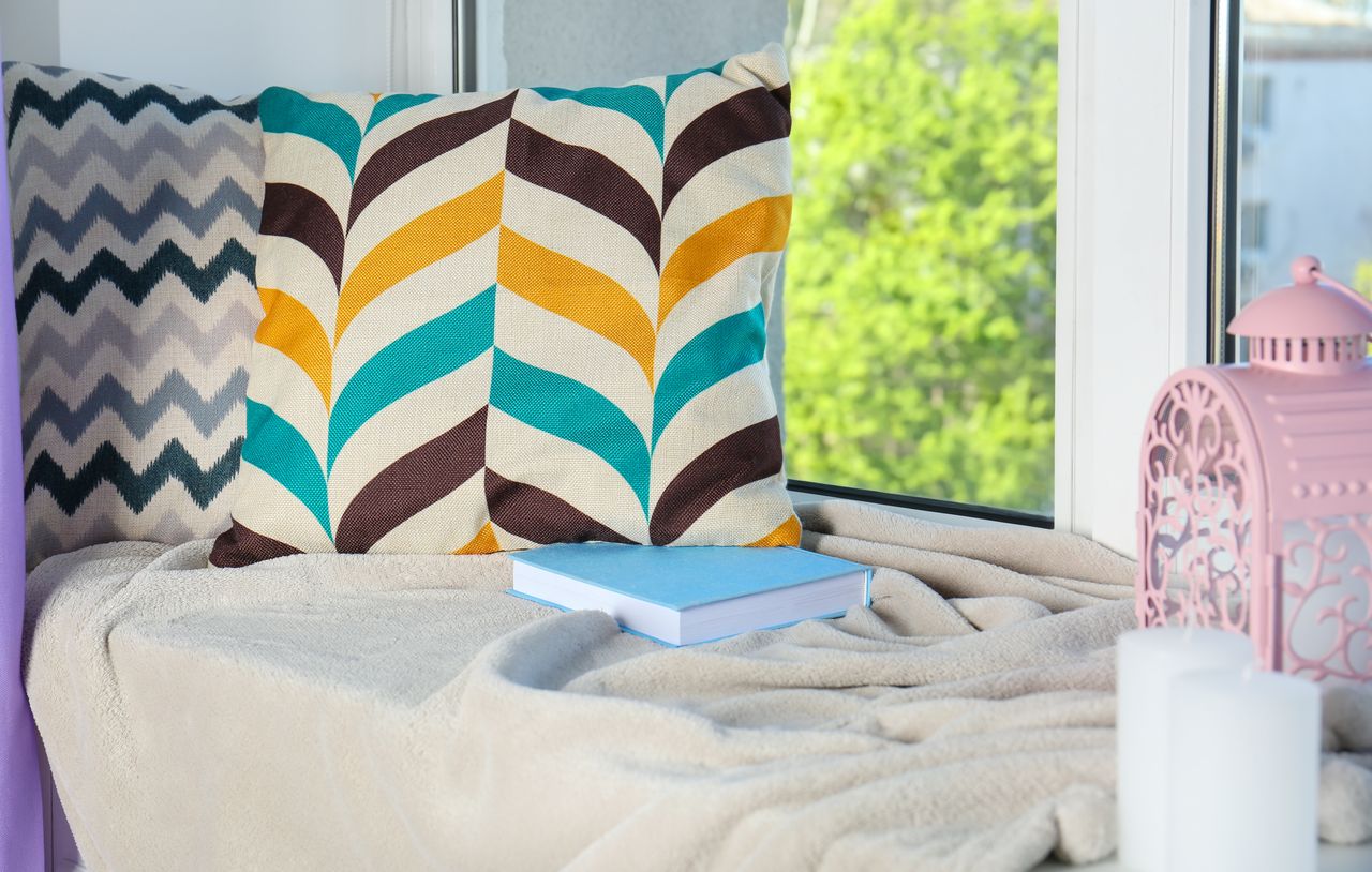 Coussin de lecture ergonomique en tissu doux sur lit, avec livre, pour un confort cosy optimal