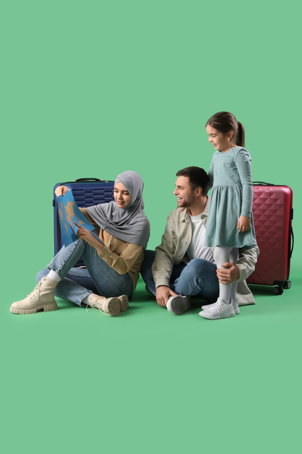 Famille musulmane en voyage, valises légères et carte du monde sous un ciel d’automne.
