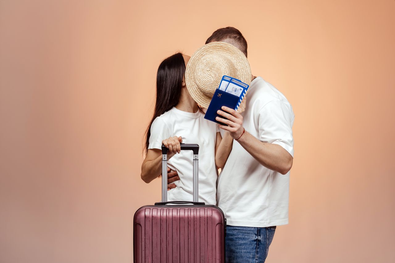 Famille préparant une croisière avec valises, carte de voyage, passeports et carnet de bord.