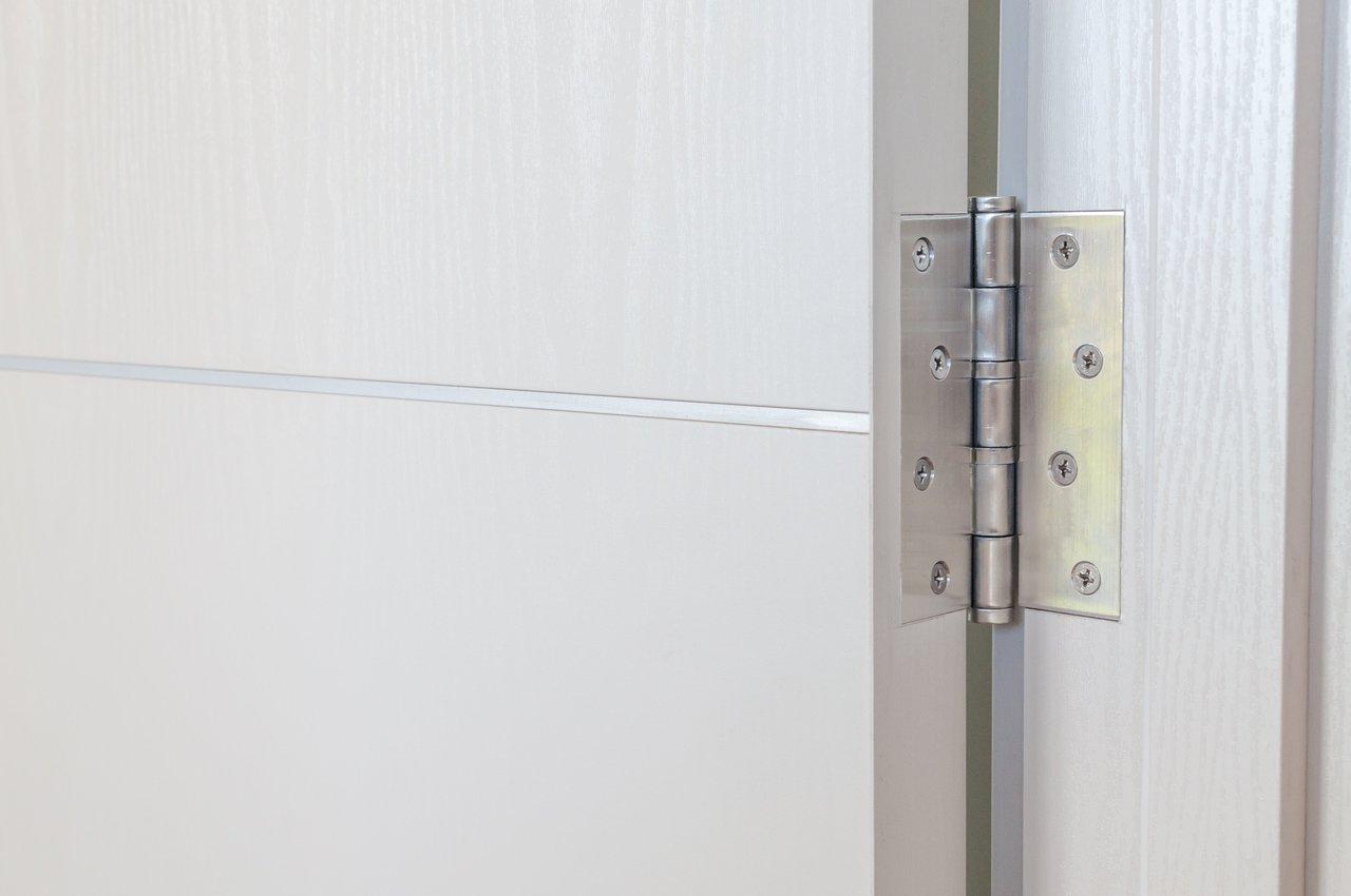 Installation DIY d'une isolation phonique pour porte intérieure avec panneaux, joints EPDM et bas de porte automatique.