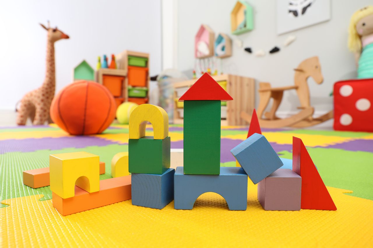 Jeu de société maison Azul Kids avec plateaux en carton et tuiles colorées sur table.